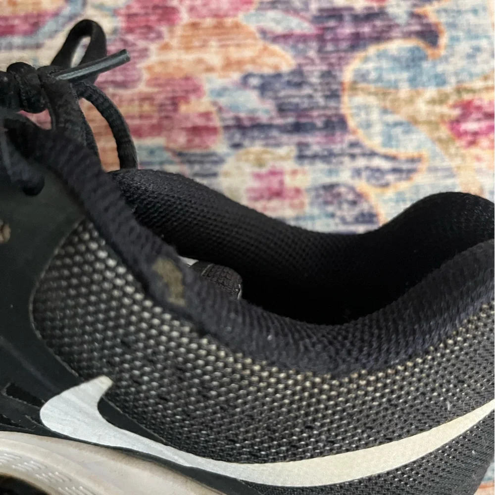 Nike Black and White Women's Running Shoes - Picture 8 of 9